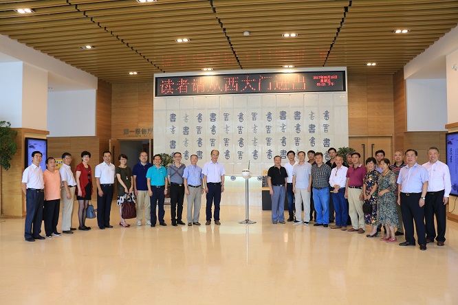 院领导与校友合影